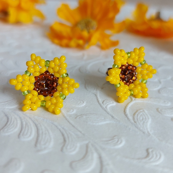 Handwoven sunflower studs - Picture 2 of 3
